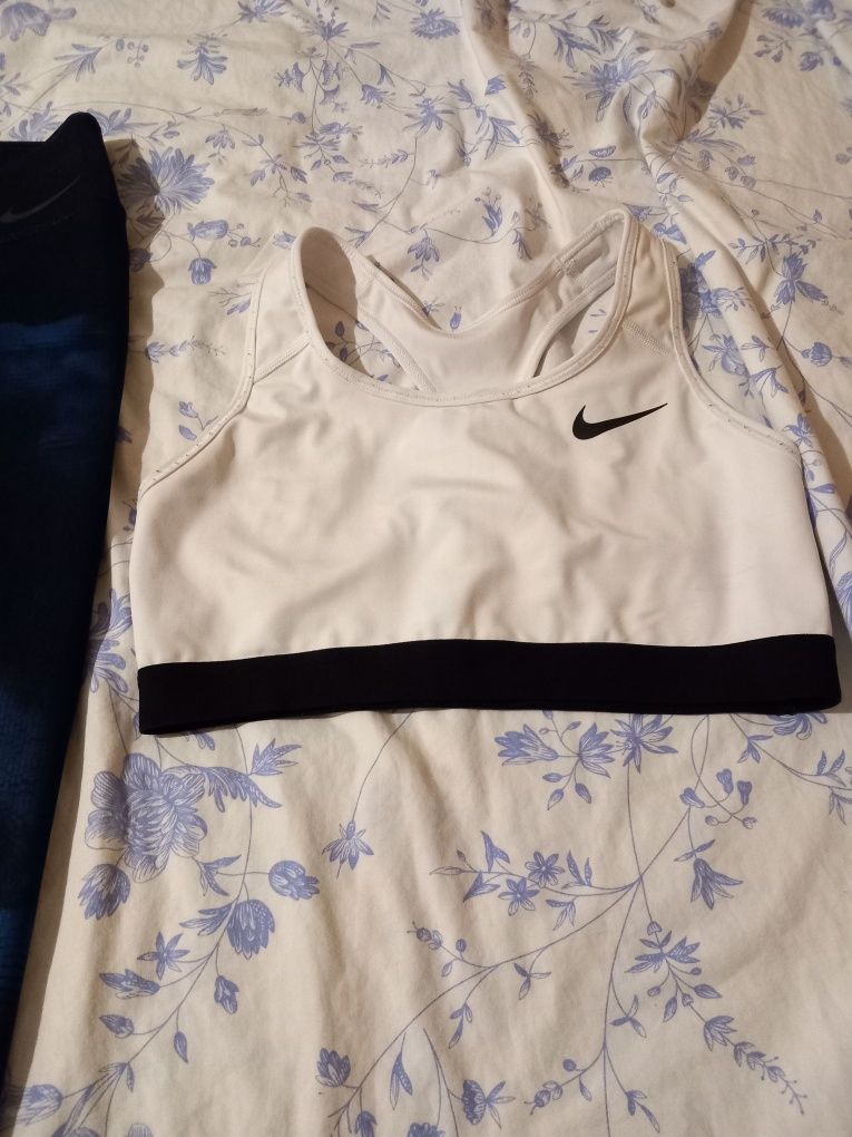 Клин с бюстие на Nike.