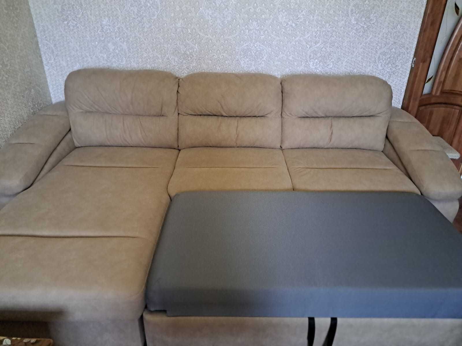 Почти новый угловой диван
