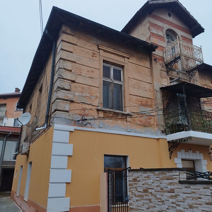 Продавам етаж от къща