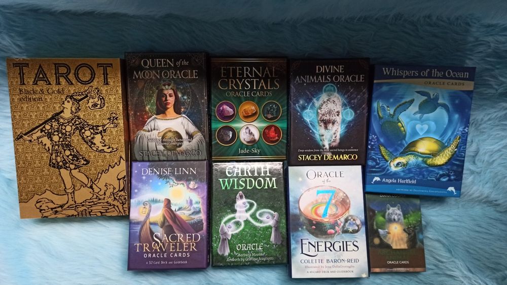 Cele 9 seturi de tarot si oracol din imagine