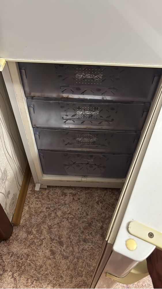 Холодильник бюрюса, хорошо работает, цена 45 тыс. Торг приветствуется!