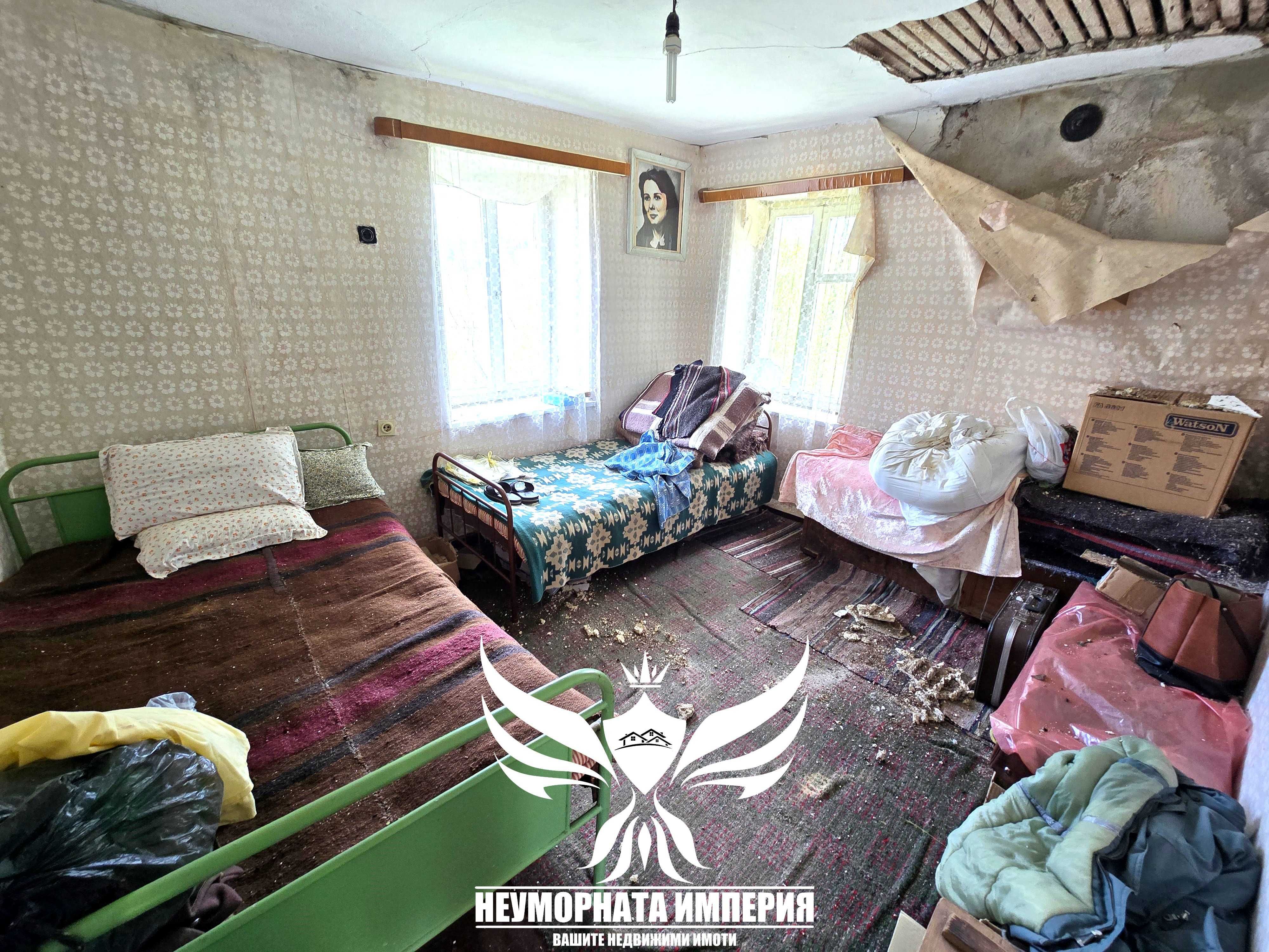 Стара едноетажна къща 120РЗП в 310кв.м двор в село Манастир