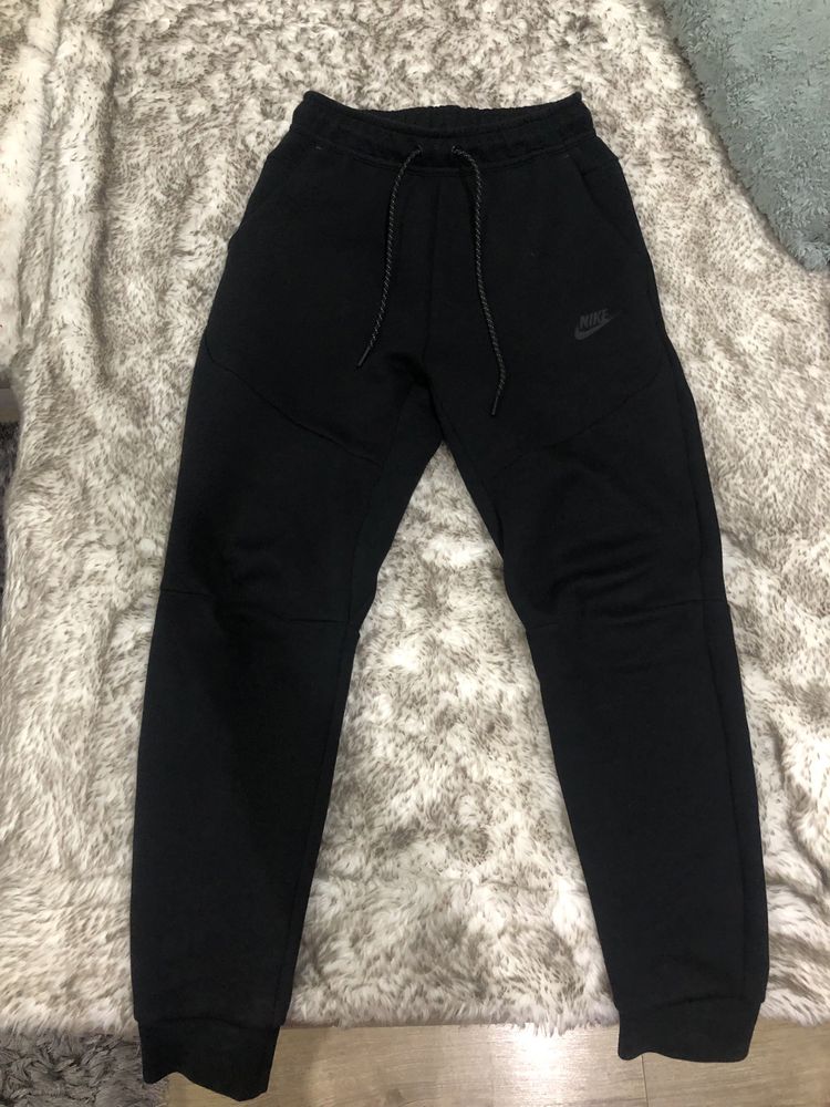 pantaloni nike tech fleece