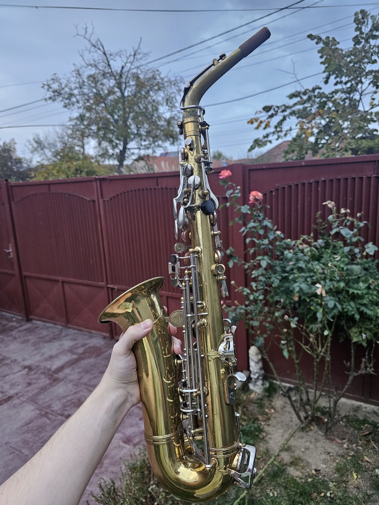 Schimb doua saxofoane cu unul singur