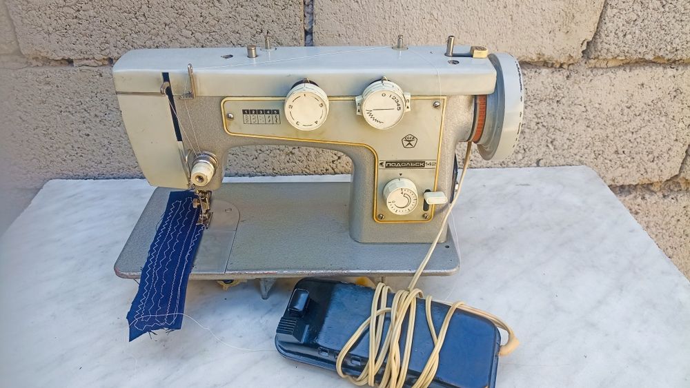 Швейная машинка Подольск 142 шьет работает Прямострока зигзаг