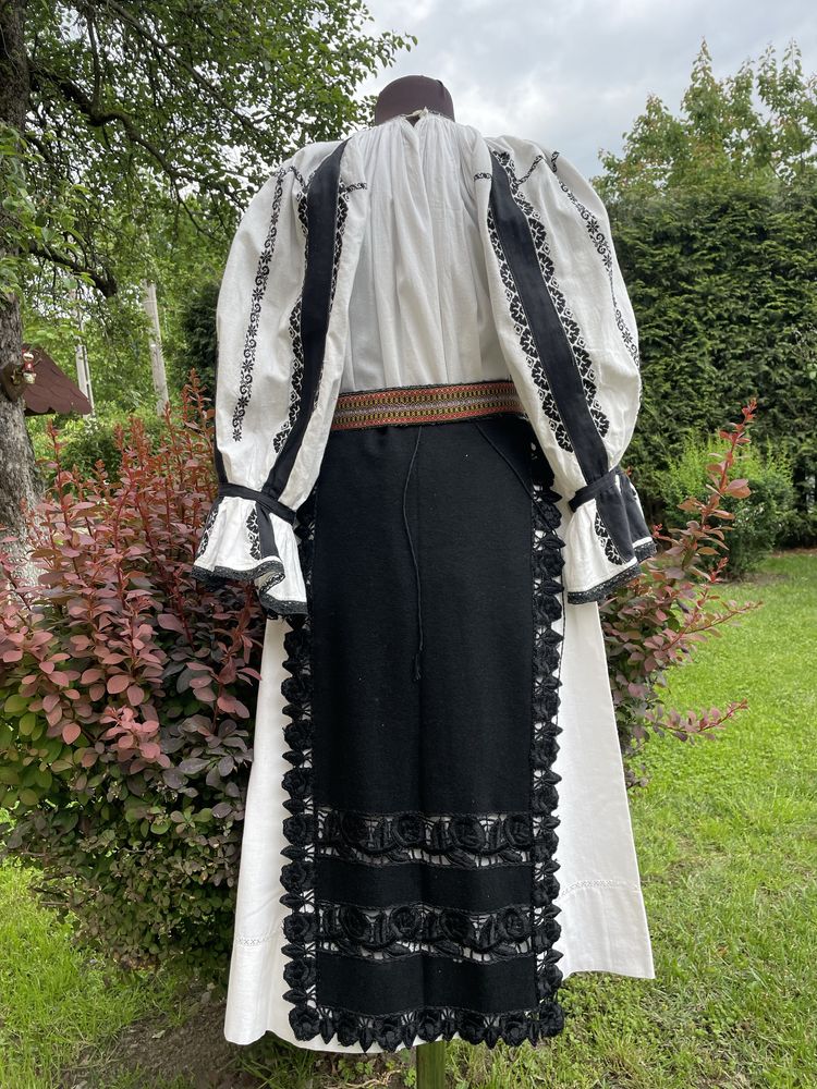 Costum popular vechi  , cusut manual