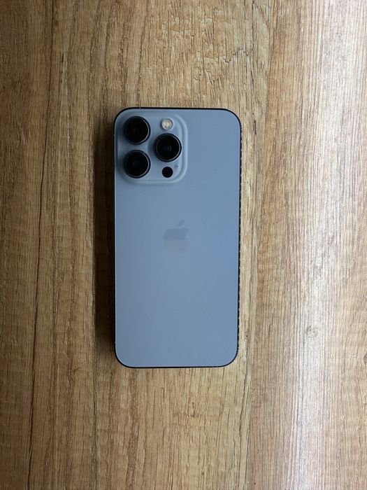iPhone 13 Pro (цвят Sierra Blue) с 512 GB памет.