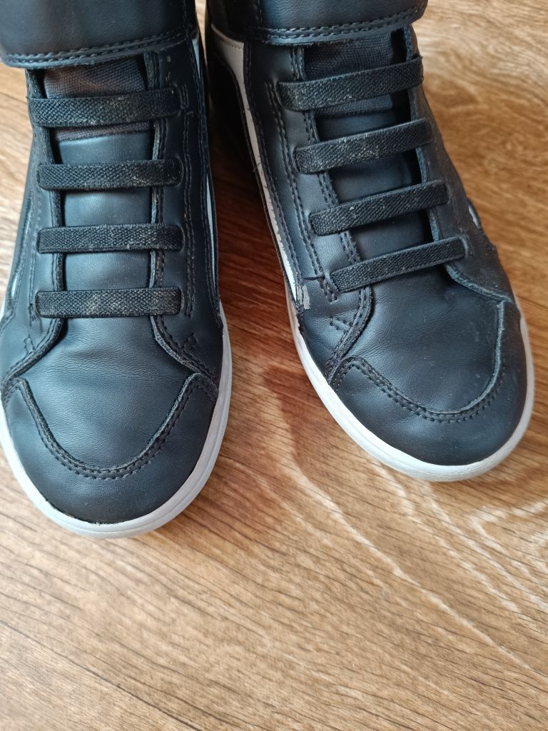 Продавам децки сникърси Geox