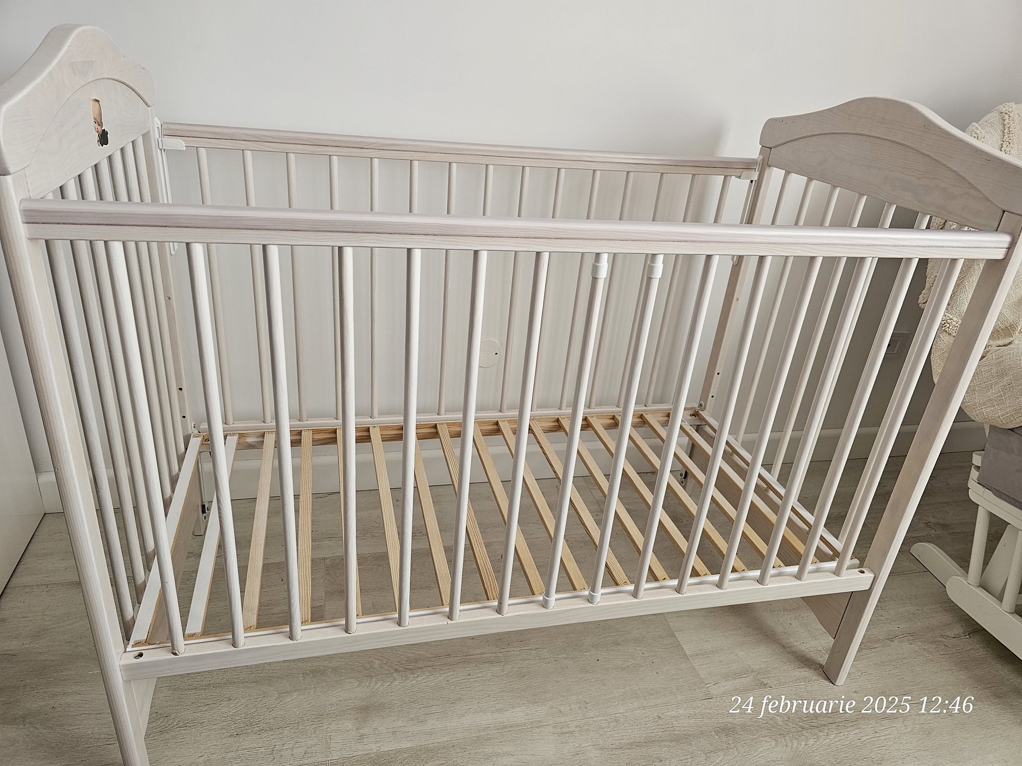 Patut bebe Drewex Hippo, laterala culisanta, alb natur, lemn pin