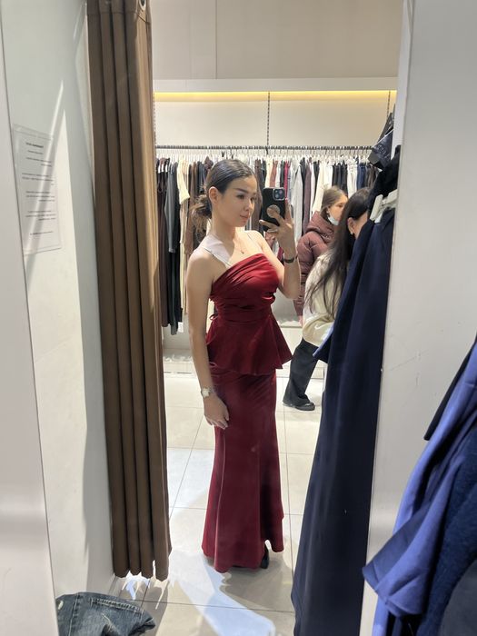 Продается красная двойка,размер стандарт,новый не буу,цена договорная