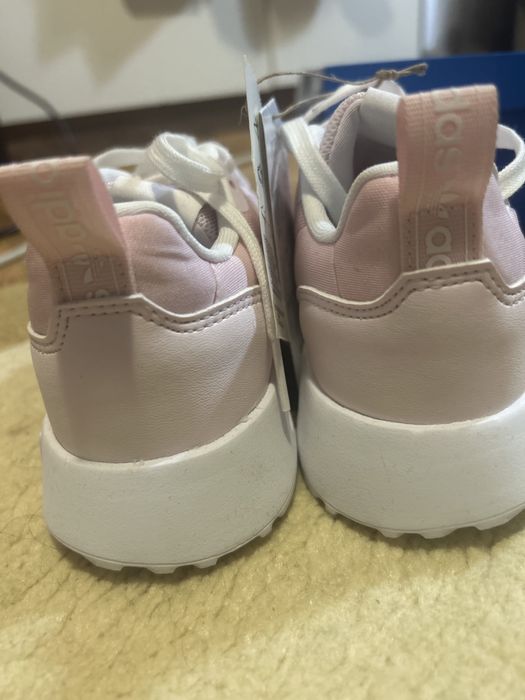 Adidasi adidas noi ,cu eticheta