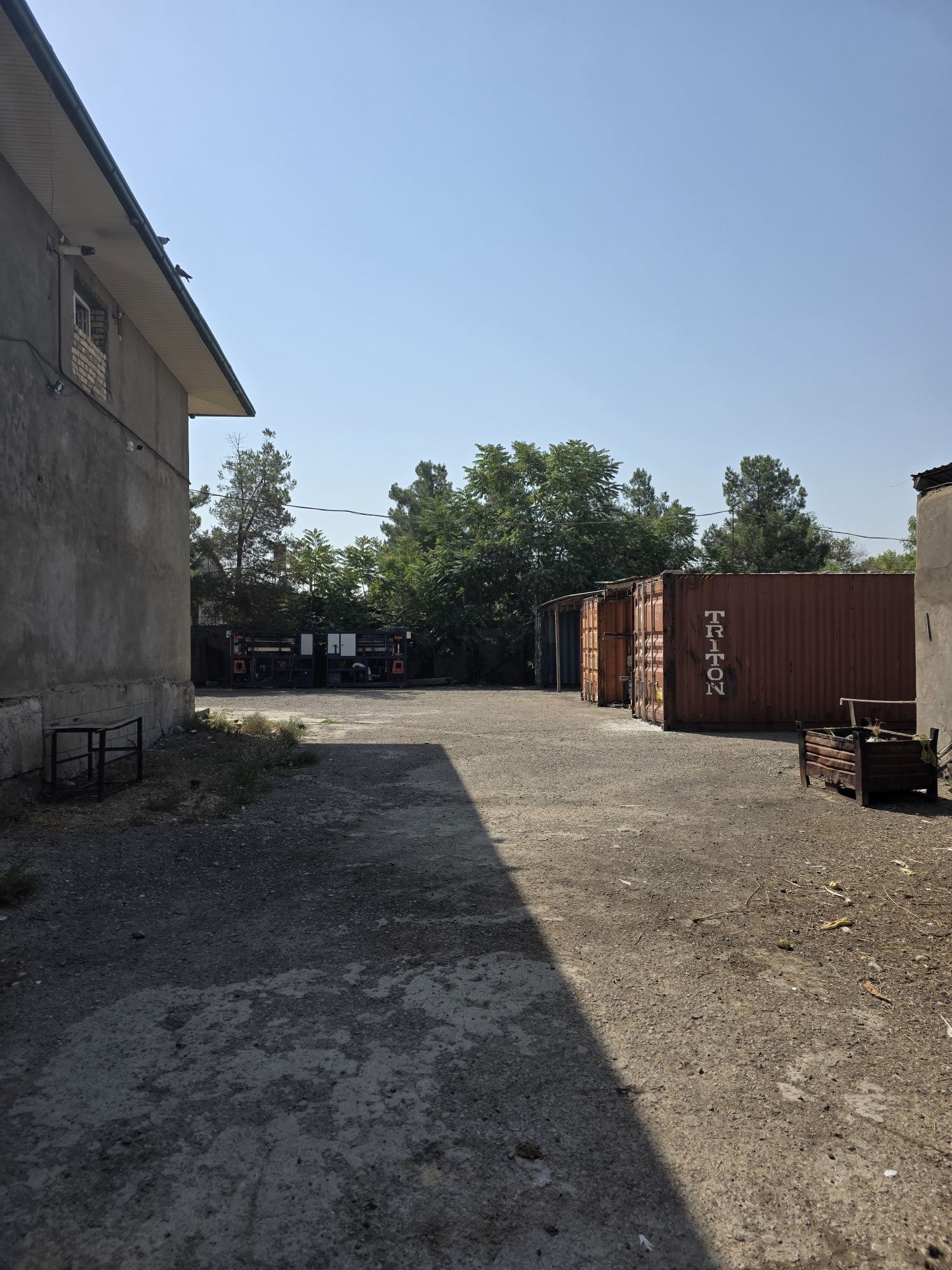 Бектемир (кока кола завод) территория 40 соток с постройками