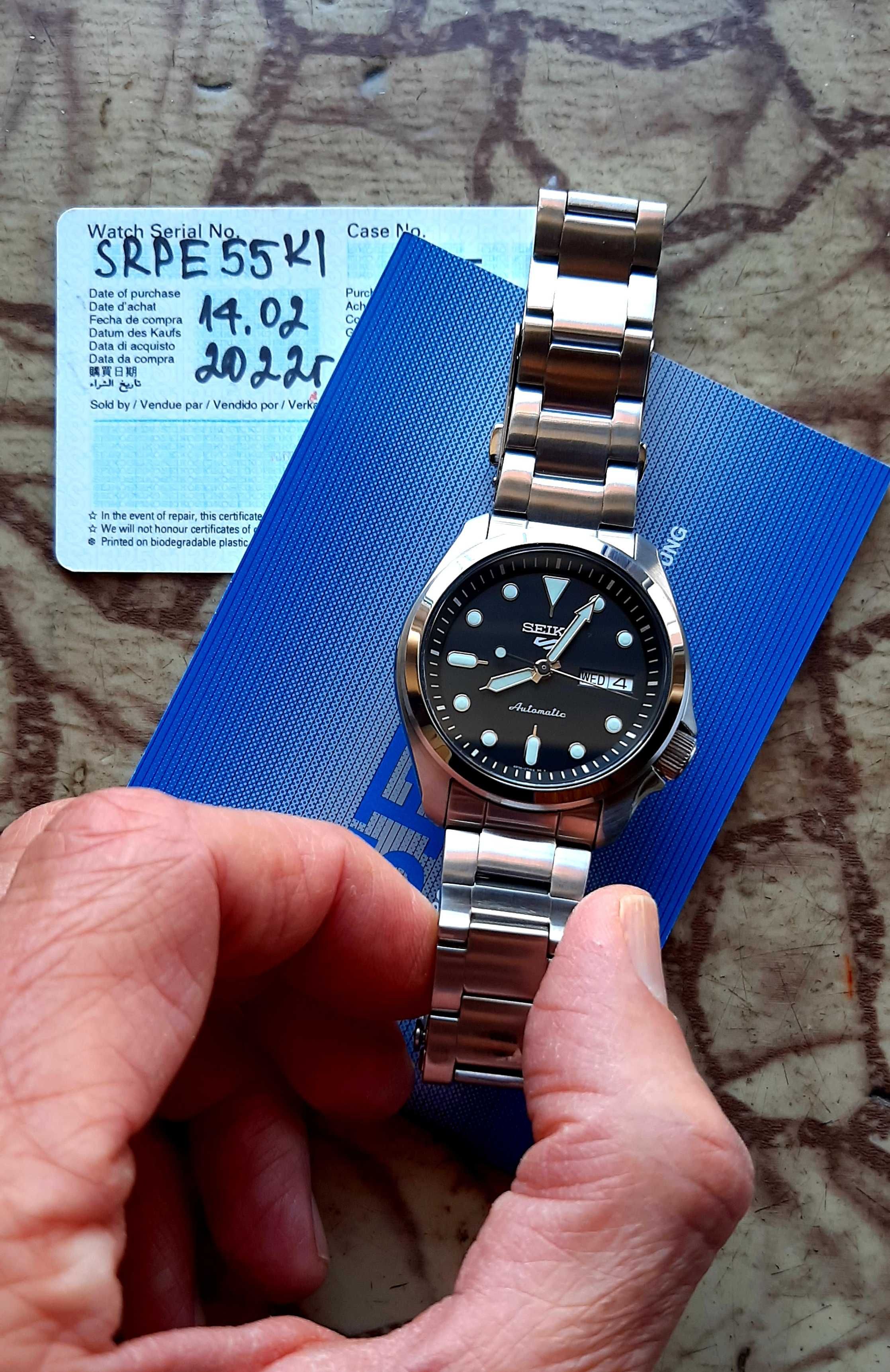 Часовник Seiko 5 SRPE57K1 с направена профилактика.