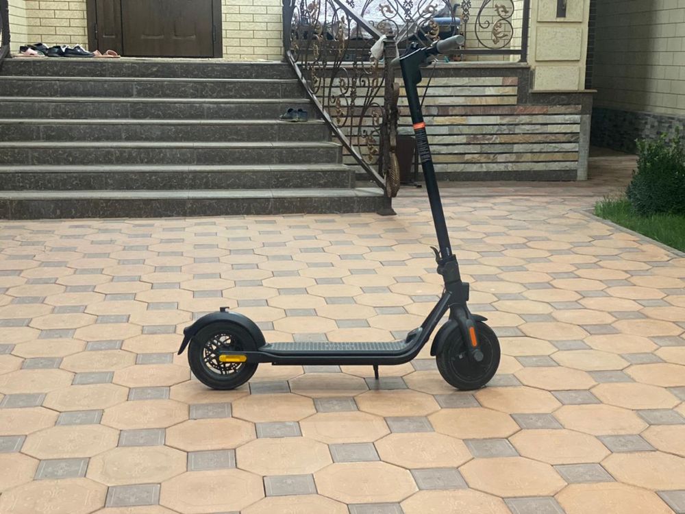 Продаю электро самокат в хорошеем качестве   kickscooter ninebot f20a