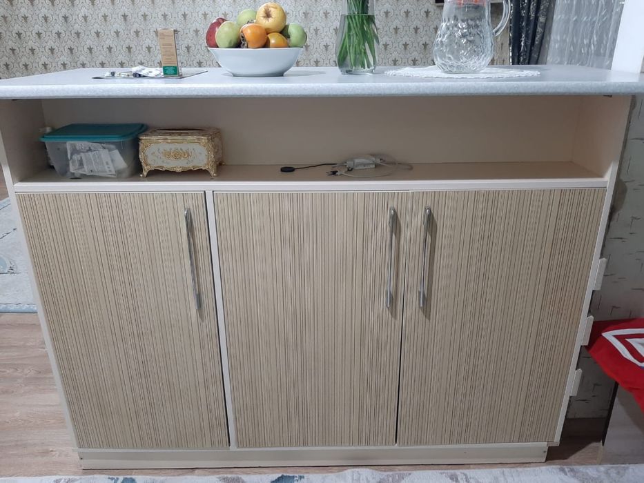 Продаётся кухонный шкаф, который используется как барный стол.