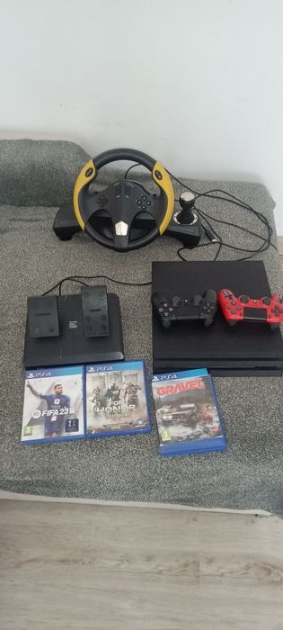 De vânzare PS4 pro 1T memorie , 3controlere , volan cu pedale