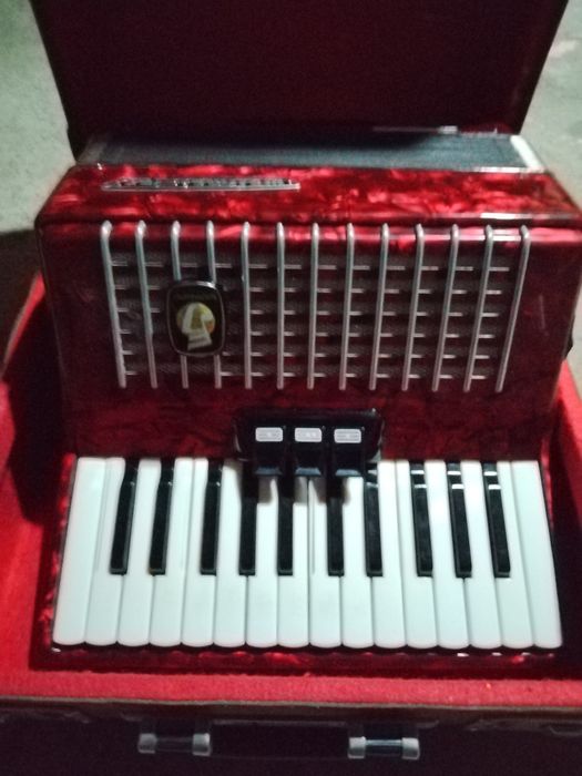 Vând acordeon weltmeister