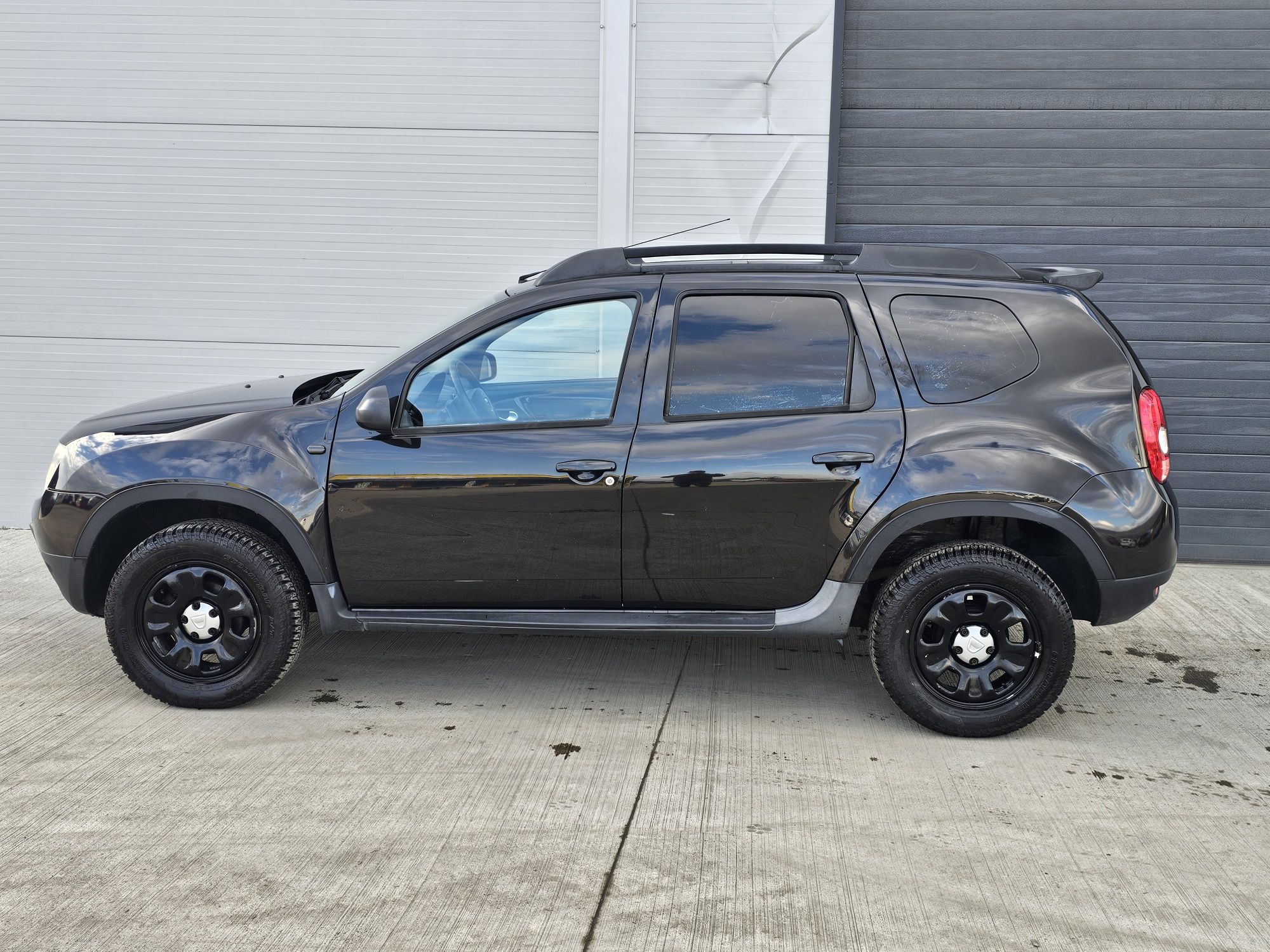 Dacia Duster 1.6Benzina,2x4, Blackshadow,Clima,Gaz,Cârlig,Posibil Rate