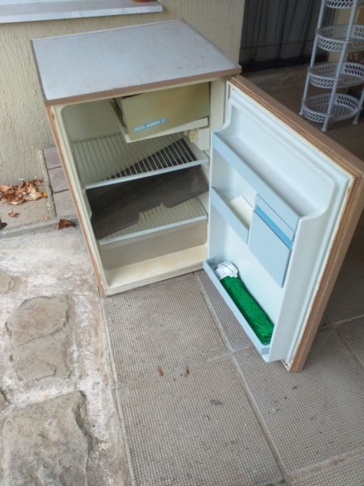 Хладилник AEG Junior, не работи. Може да се използва за шкаф.