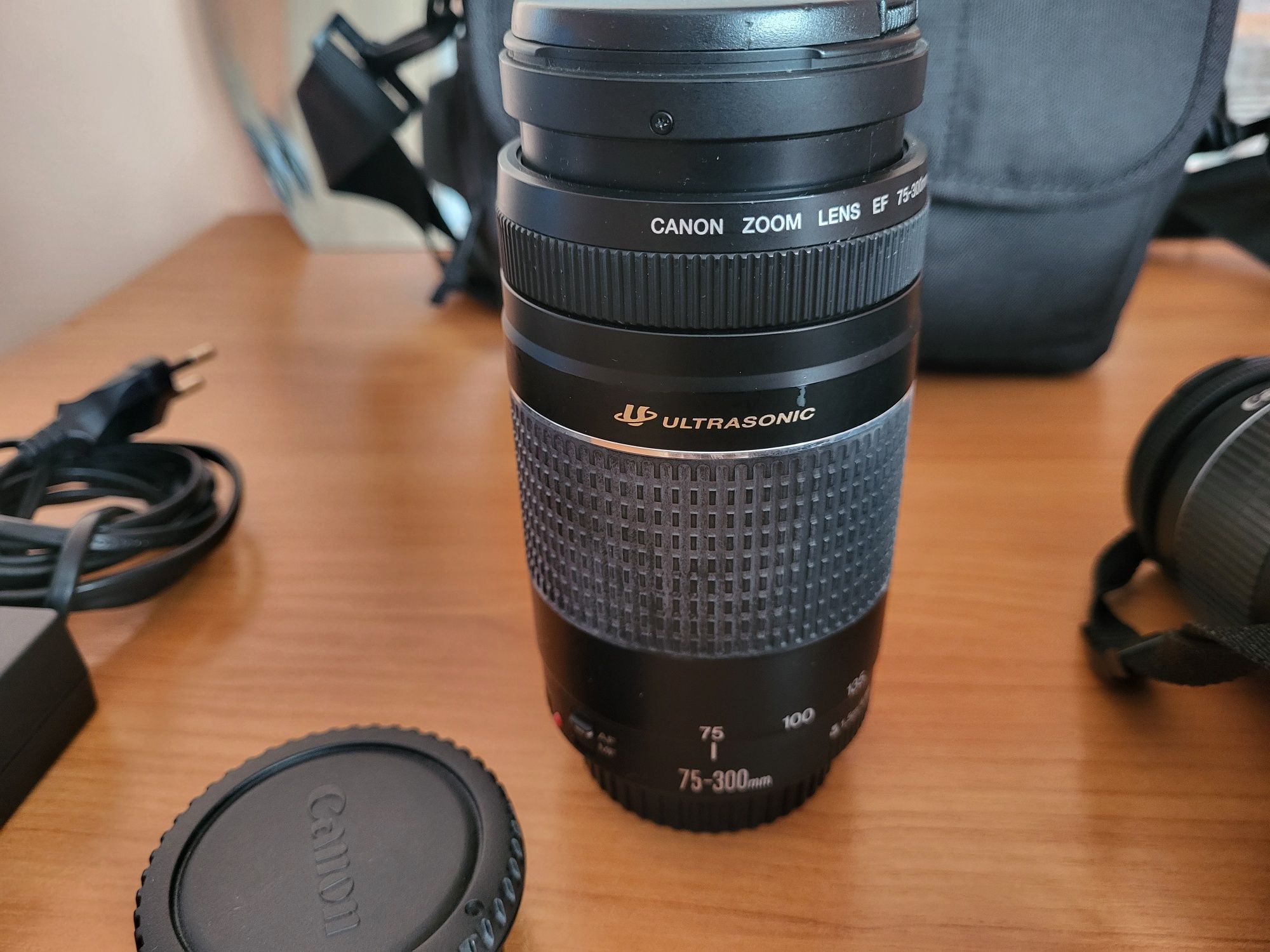 Продавам комплект фотоапарат Canon EOS 650D