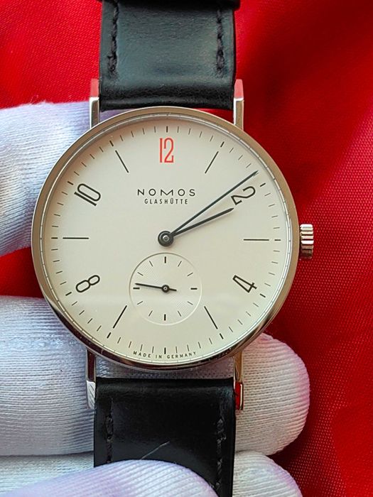 Nomos Glashutte с точен автоматичен механизъм