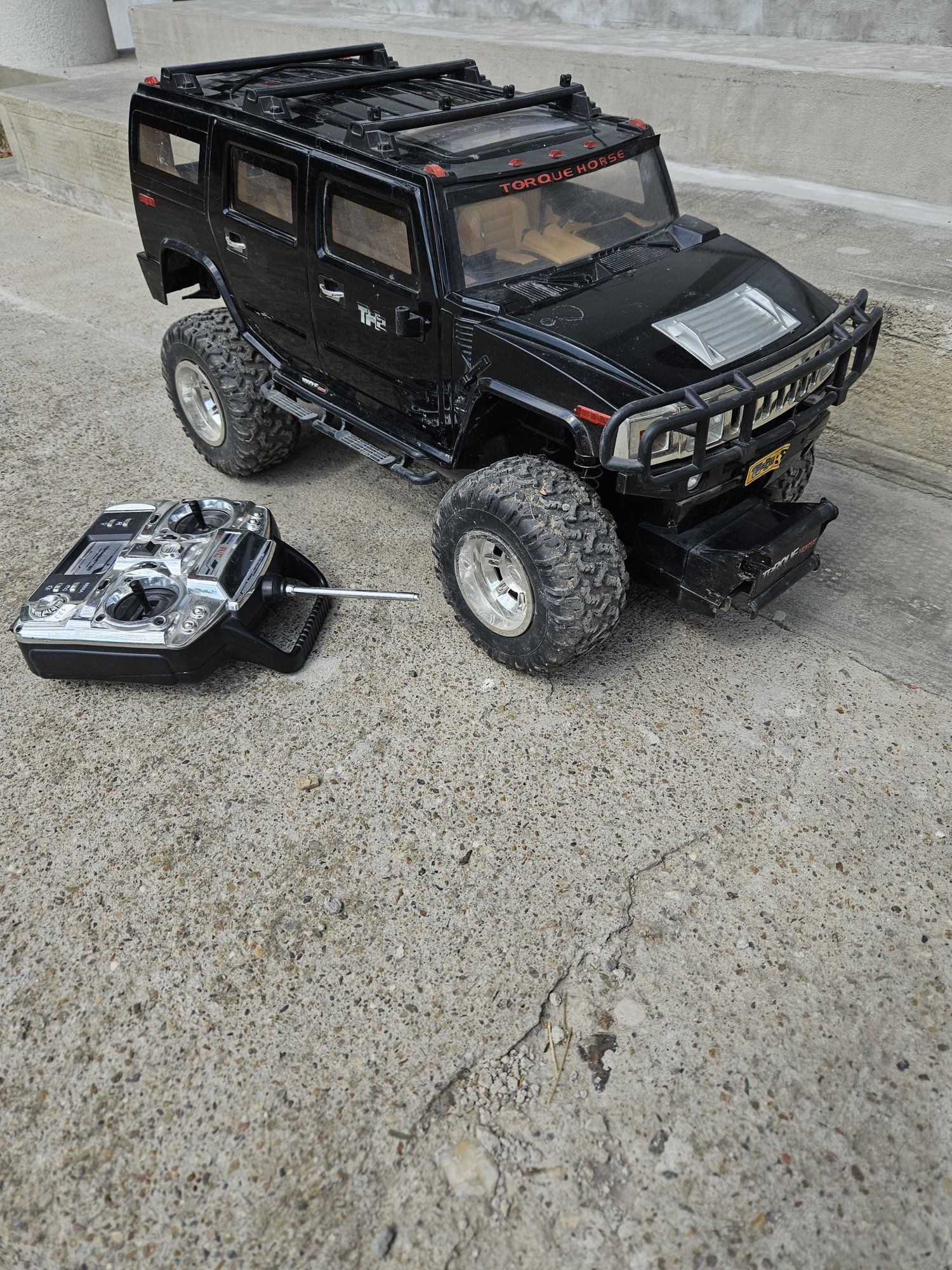 Vând masinuta jeep cu telcomanda