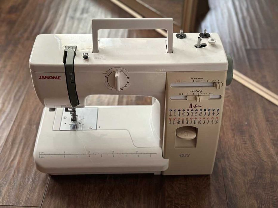 Отдaм дapoм швейную машину Janome 423 S