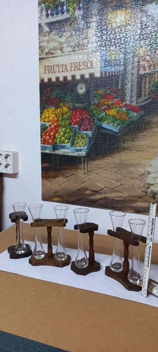 Set de 12 pahare cu suporturi   din  lemn