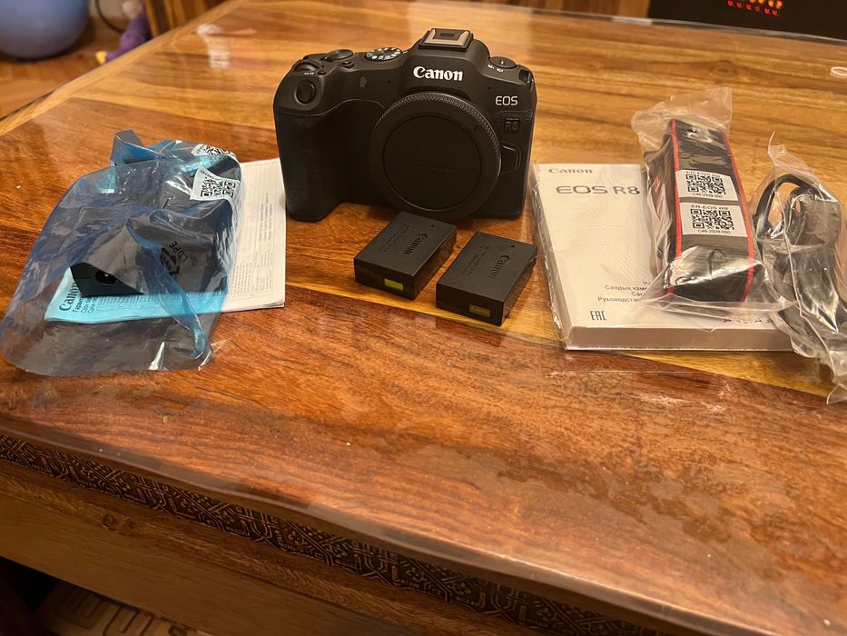 9000 кадъра Canon R8 + 2 батерии и почти 2 години гаранция.