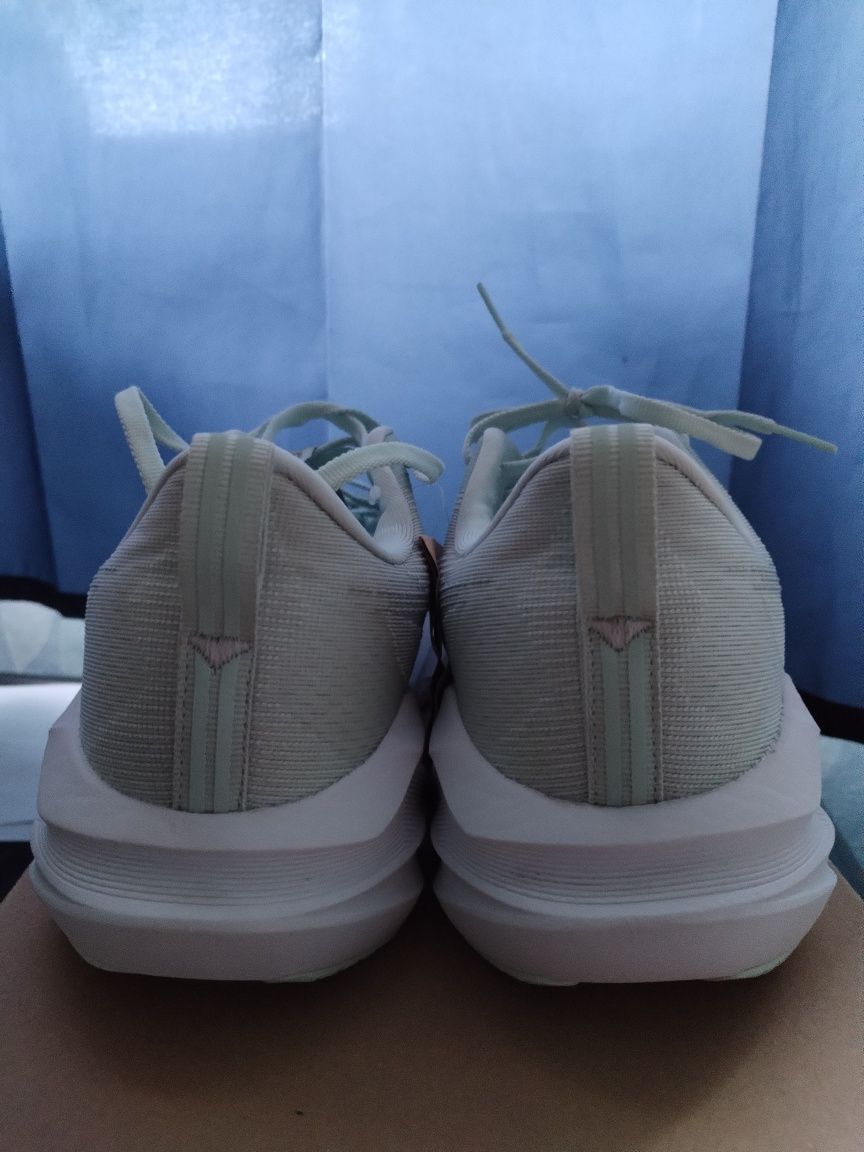 ASICS Novablast 5 42номер