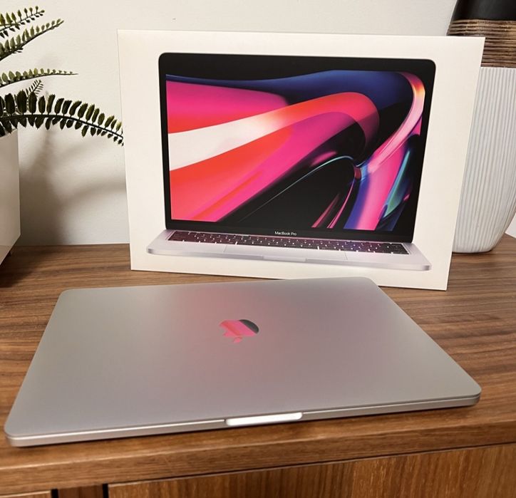MacBook Pro M2 / 8GB RAM / 512GB / Touch Bar / Touch ID / 13.3''
