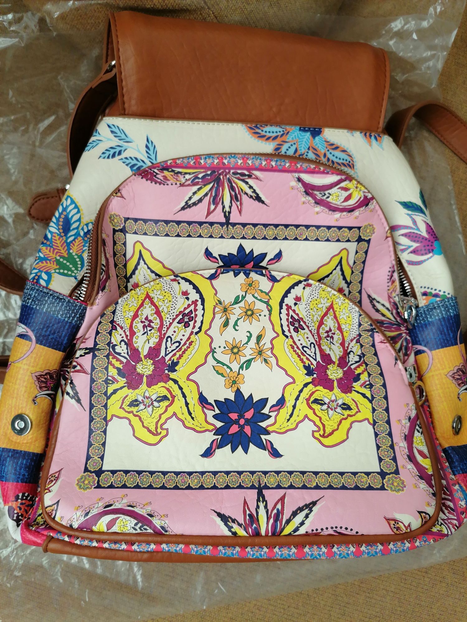 Раница-чанта. Desigual, нова, с етикет и всички опаковки.
С много бога