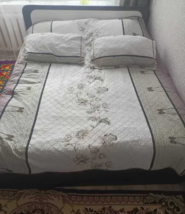 Продам в хорошем состояний двуспальную кровать с 2 комодами