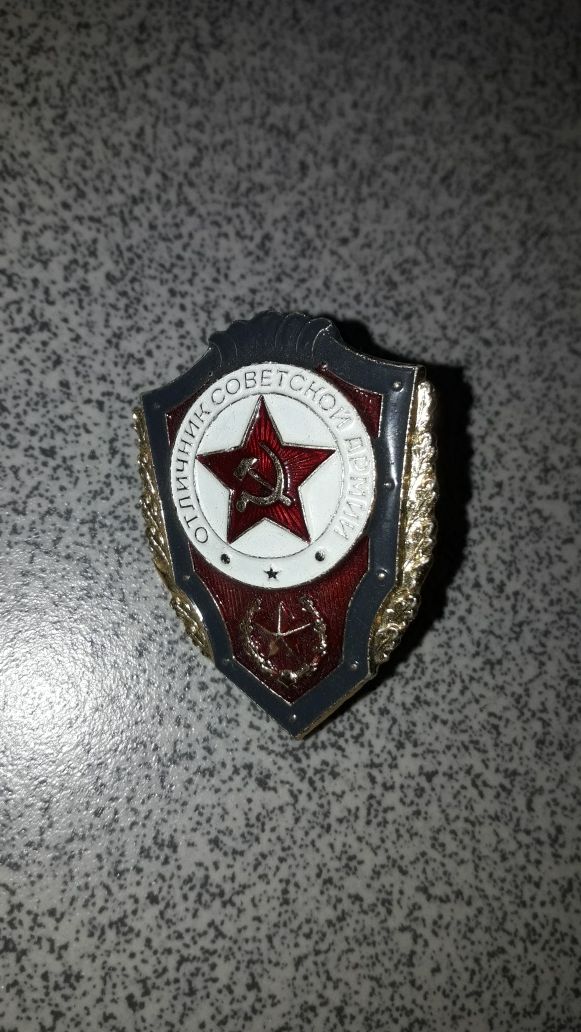Значок " отличник советской армии " состояние идеальное - без царапин
