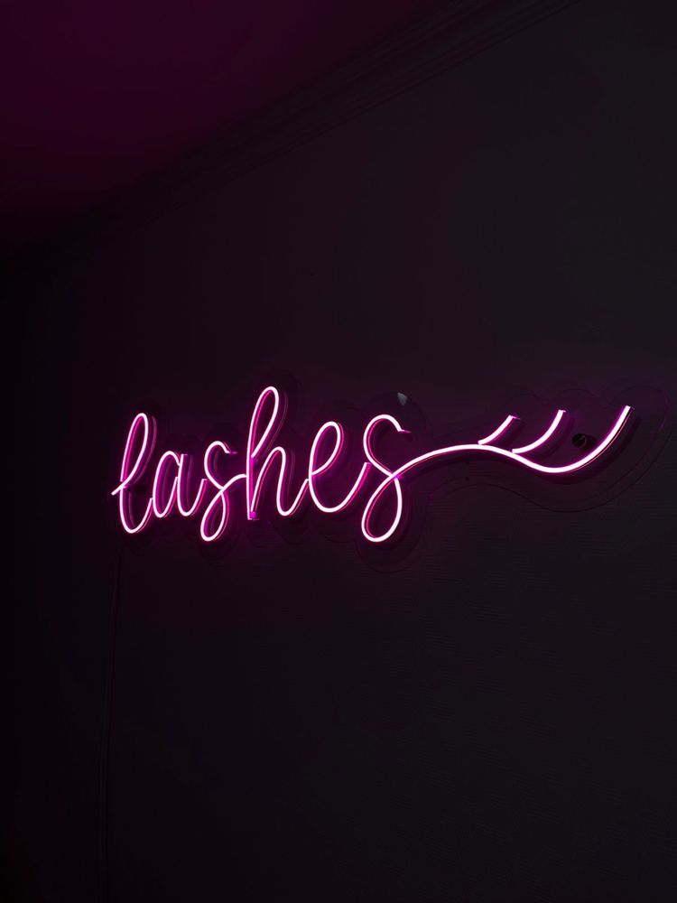 Неоновая вывеска lashes