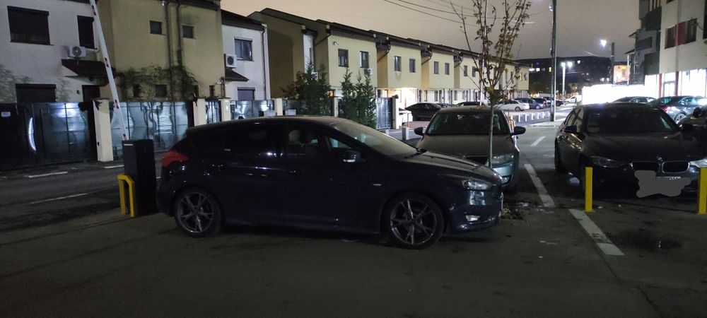 Închiriez loc de parcare.