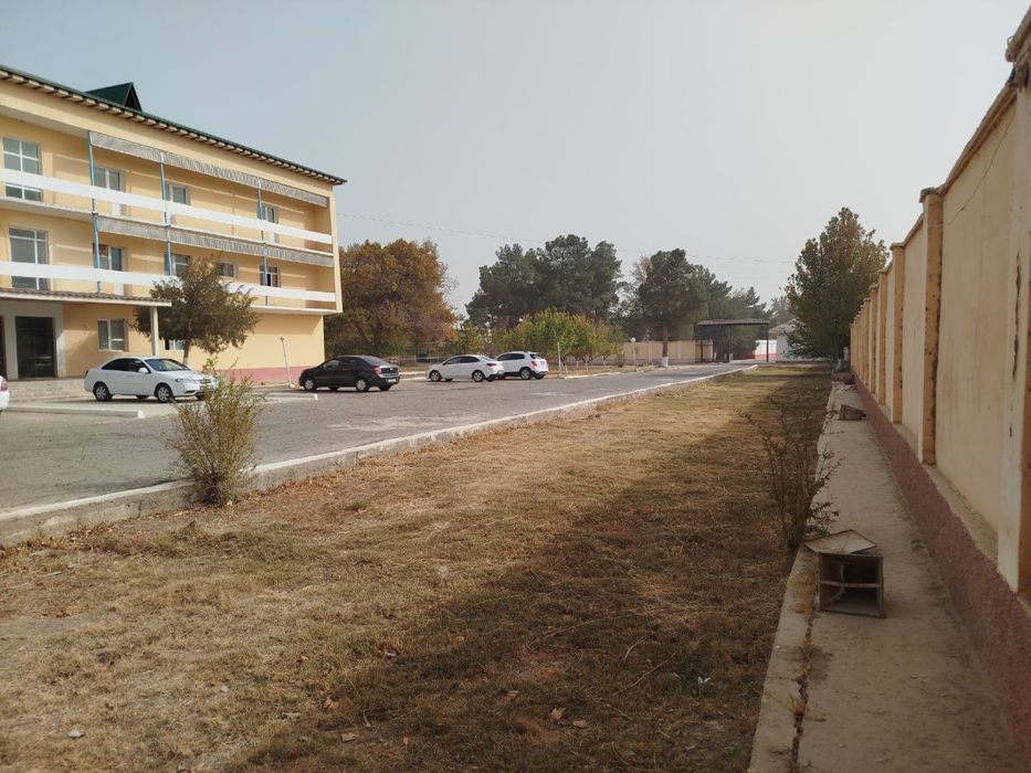 Yer sotiladi 3 qavatli bino bilan Продается земля с 3х этажным зданием