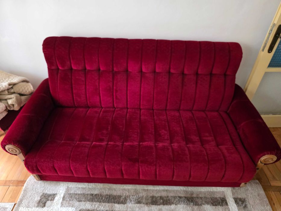 Диван триместен - запазен, здрав и удобен
