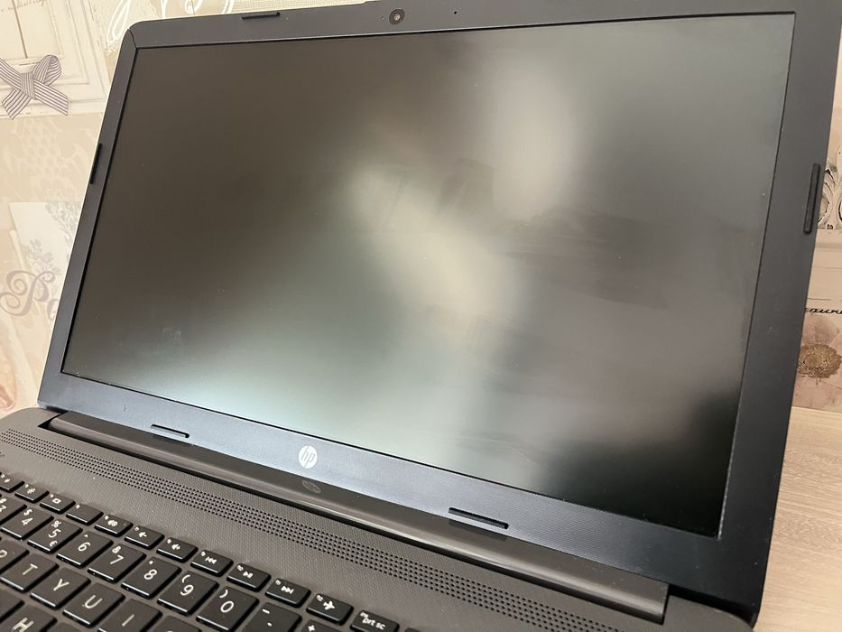 Laptop HP 250 G7, Intel i5 10th Gen, placă video dedicată, stare bună