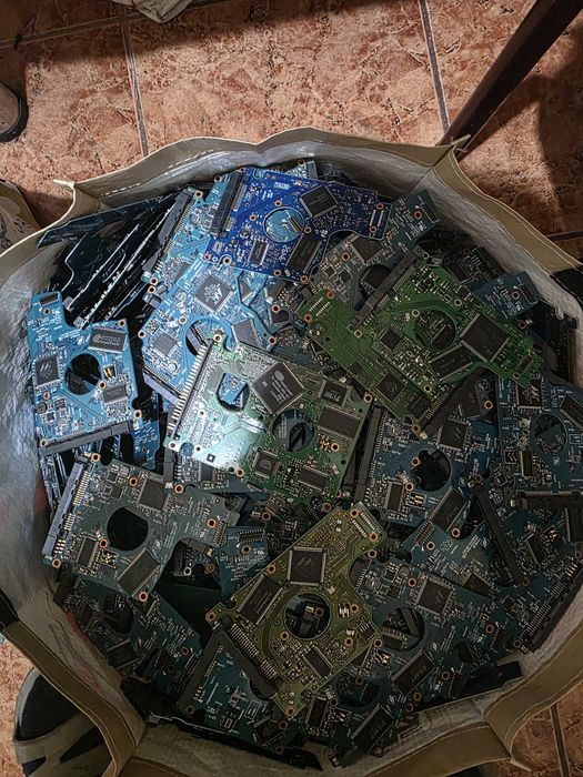 Vand 100 de placi de harduri de laptop pentru recuperare aur si altele