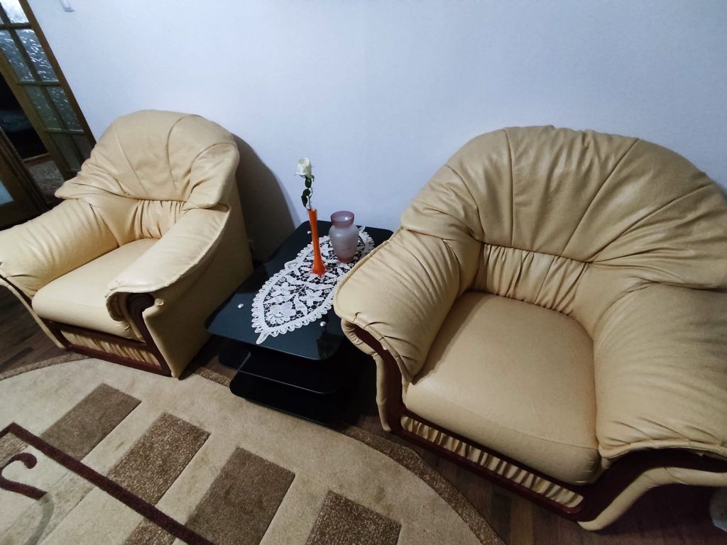 Set de două fotolii și canapea
