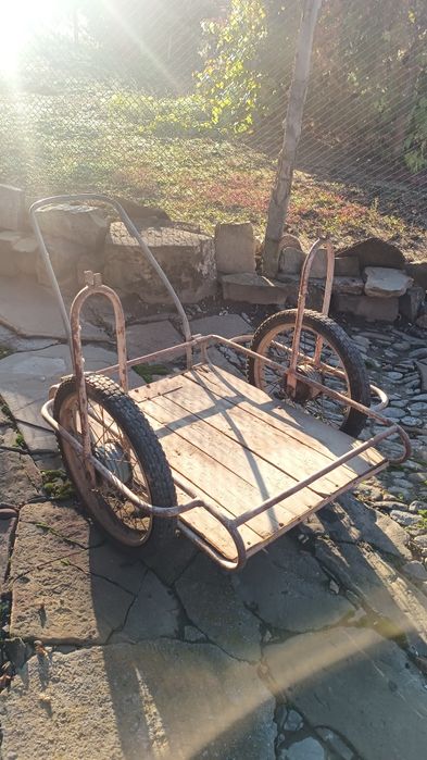 Продавам метална количка на две колела  мотоциклетни