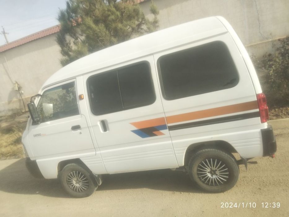 Moshina bir qulda minilgan sastanya yahshi balon almashgan