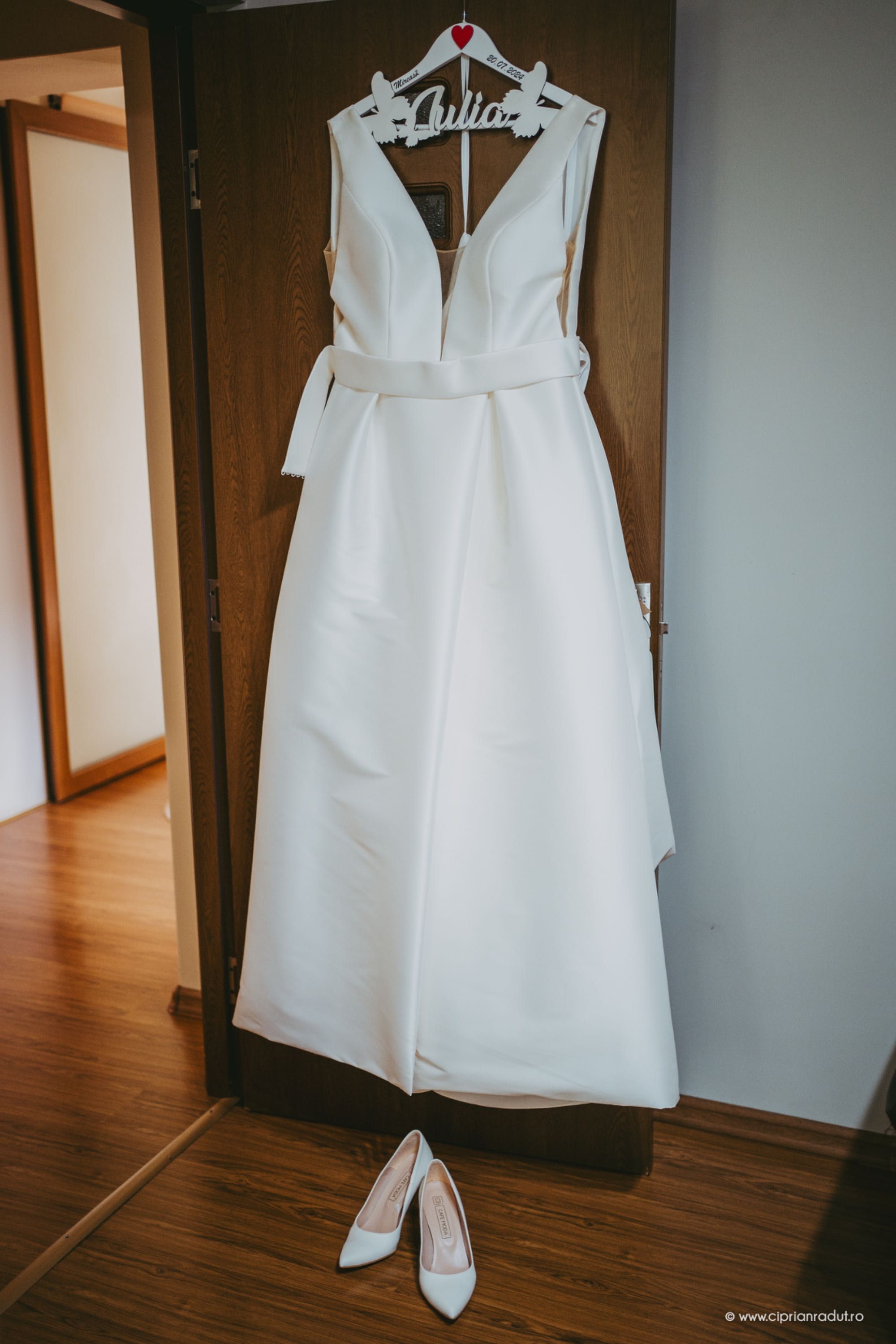 Vand rochie de mireasa- colectia 2024-tafta eleganta-marimea L