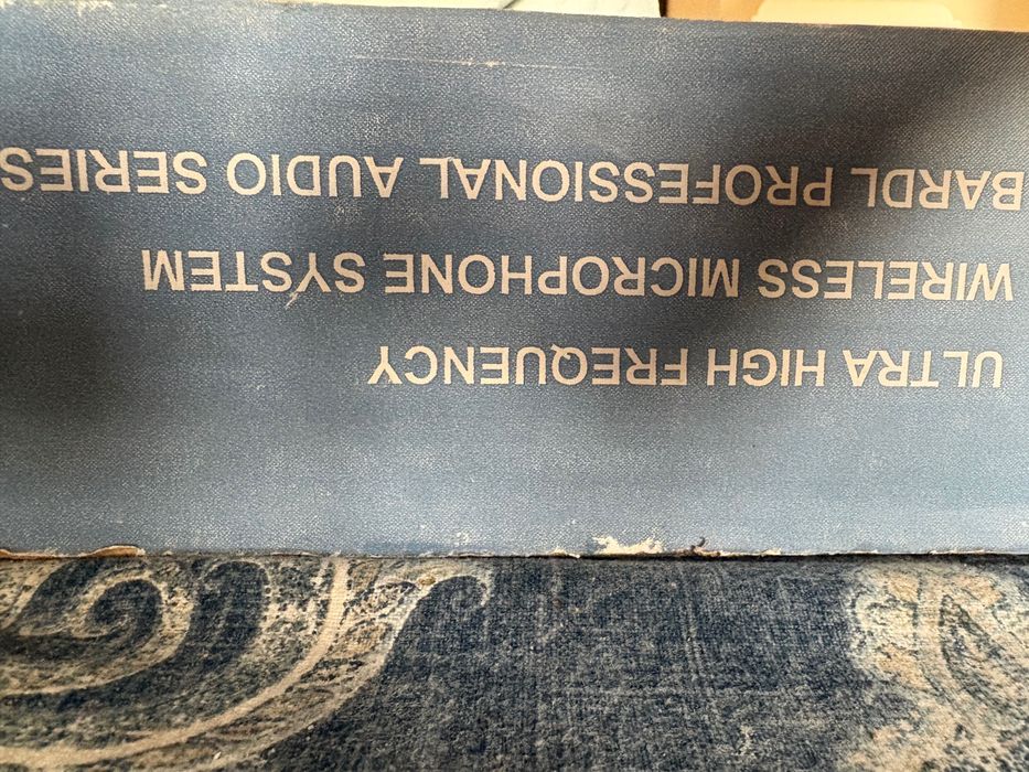 Ултрависокочестотен уайърлес микрофон