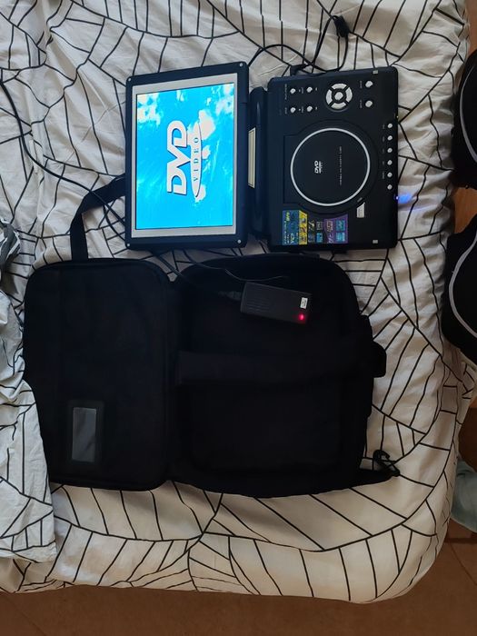 Dvd player cu ecran rotativ