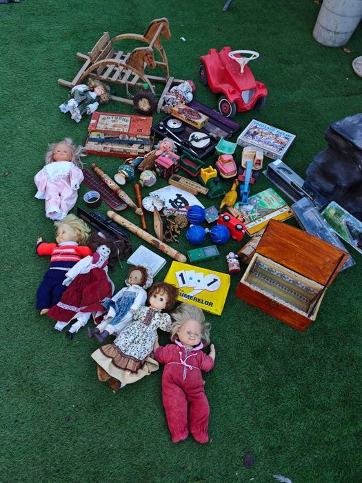 Lot de antichități și obiecte vechi din perioada comunismului,rarități