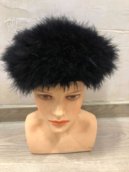 Ефектни шапки щраусови пера