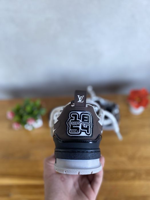 LV Skate black and white