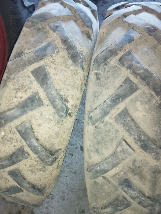 Vind 2 cauciucuri cu camere 750/20